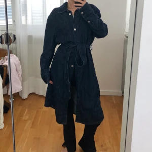 Jeans trenchcoat - Trenchmodell i tunt jeanstyg. Aldrig använd. Köparen står för frakt eller möts upp i sthlm.<3