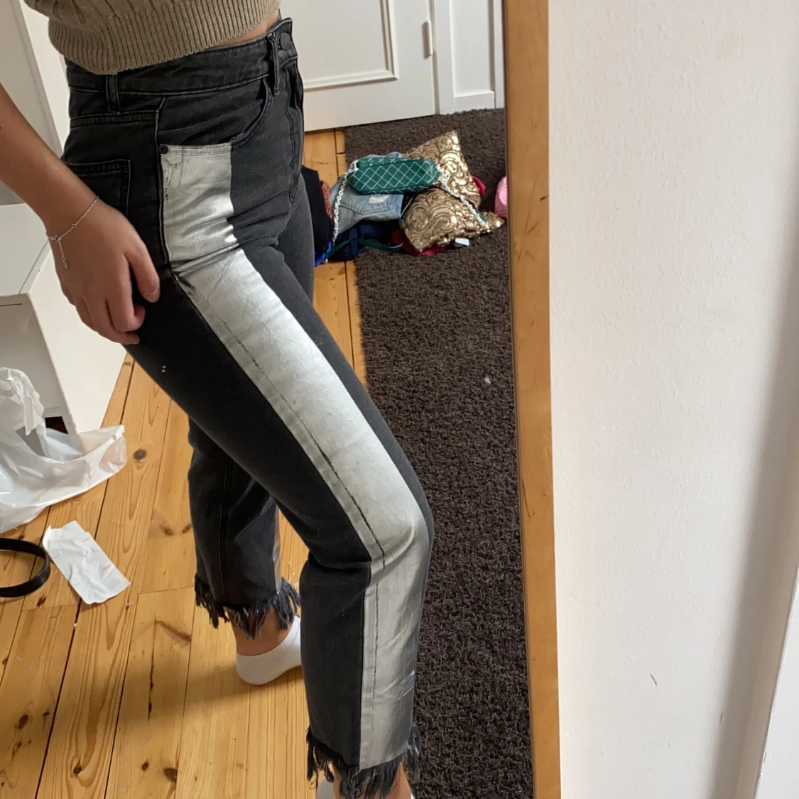 Byxor med silvrig rand