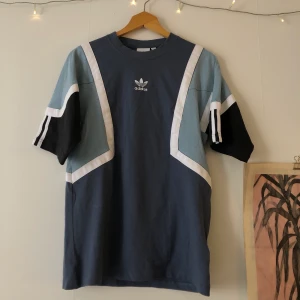 Mjuk t-shirt Adidas - Riktigt mjuk och skön adidaströja i herrstorlek XS. Alltså trotsallt en stor tröja i storleken. Knappt använd. Frakten tillkommer & betalas av köparen.