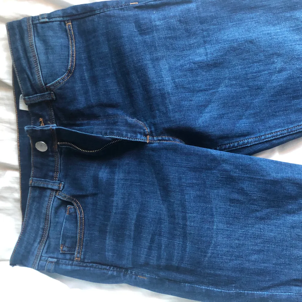 Mörkblå bootcut jeans. Endast använda fåtal gånger. Får fram formerna på dig mycket bra. Lite högmidjade. Bra längd. Frakt: 60 kr. Jeans & Byxor.