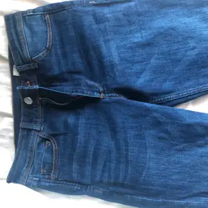 Mörkblå bootcut jeans. Endast använda fåtal gånger. Får fram formerna på dig mycket bra. Lite högmidjade. Bra längd. Frakt: 60 kr
