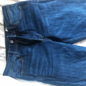 Mörkblå bootcut jeans - Mörkblå bootcut jeans. Endast använda fåtal gånger. Får fram formerna på dig mycket bra. Lite högmidjade. Bra längd. Frakt: 60 kr