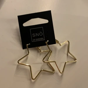 guldiga stjärnörhängen från snö! - Guldiga stjärnörhängen från snö! jättefina men inte min stil ☺️⭐️ säljer för 150