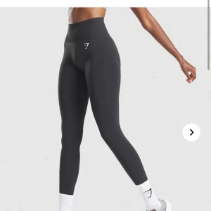 Gymshark - Ett par skit snygga svarta gymshark tights. Väldigt fint skick använda fåtal gånger. Säljer pga lite stora. 💕🍬🦋 400 inkl frakt. 