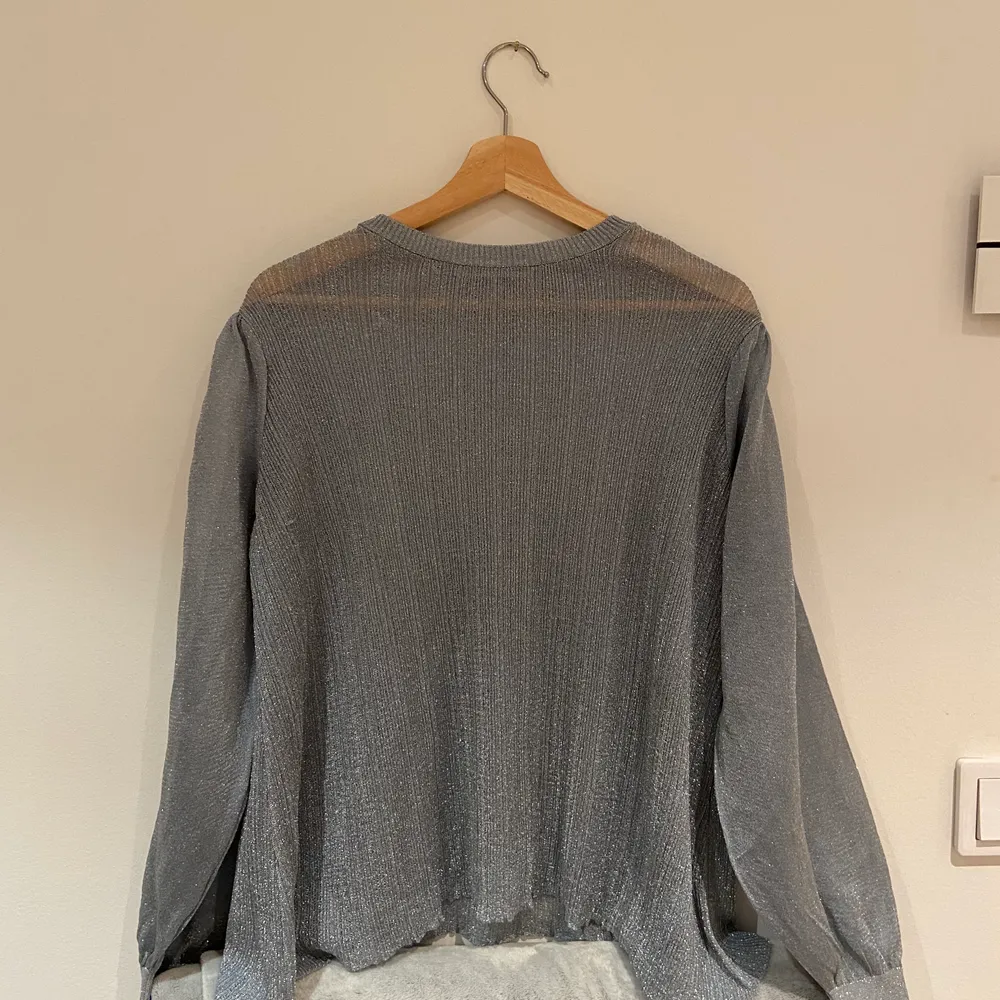 En festligare topp från zara i en silver/ljusblå glittrig färg. Tröjan är i Storlek S och är aldrig använd⭐️ 90kr :). Toppar.