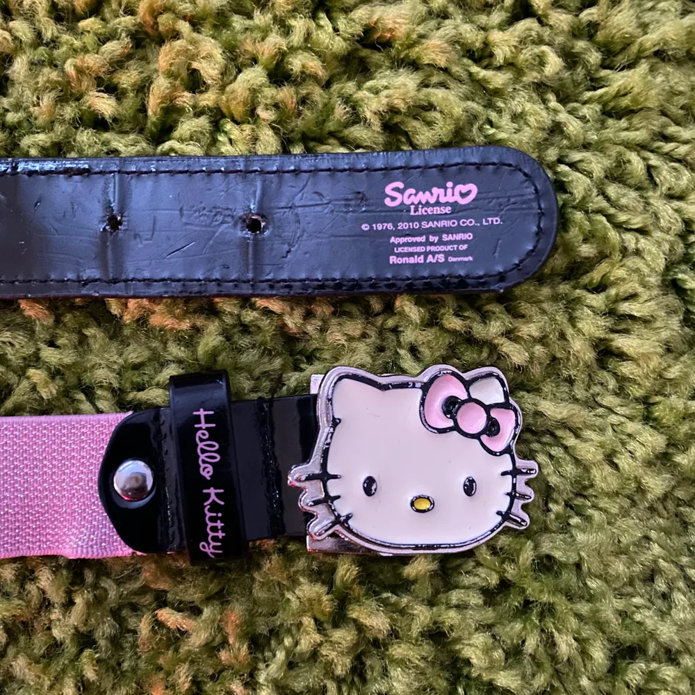 ÄKTA vintage rosa Hello Kitty-bälte från hello kittys egna märke SANRIO OFFICIAL. MÅTT: längd 71cm, men den rosa delen av bältet är mycket stretchigt och kan dras ut till runt 115cm! Buda från 110kr med minst 5kr höjning! HÖGSTA BUD: 150 + frakt ✨. Accessoarer.