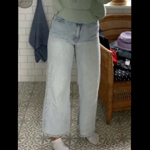 Yoko cropped light blue jeans - Nu säljer jag mina yoko jeans i storlek 26 då dom sitter konstigt och tajt på mig, och kommer därför inte till användning. Dom e knappt använda, max 5 gånger!! Dom e även slutsålda i butik ✨ Startpris 220, köparen står för frakt!! Buda gärna i kommentarerna o skriv för fler bilder!! 💖💖 