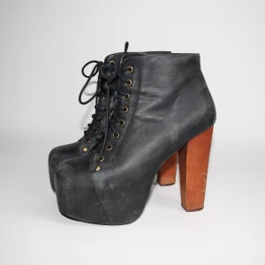 Jeffrey Campbell stövletter storlek 37 - Superfina Jeffrey Campbell skor storlek 37. Nypris 1800. Skorna har ett lite märke på klacken men är i övrigt gott skick. Klacken är 12.5 cm hög. Jag kan mötas upp i Skara (ibland även Skövde, Falköping eller Göteborg) eller skicka spårbart paket(63kr)💓