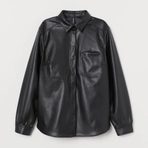 Skinn - Säljer min skinnskjorta från H&M. Den är knappt använd, köpte den i storlek 44 för att få ”oversize looken” men är 176 vilken gör att den ej sitter som jag vill. 😉