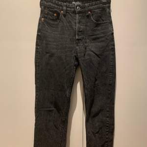 Ett par svarta/gråa jeans från zara i strl 36. Mycket använda. Köpta för 359. Modellen ”JEANS HI RISE STRAIGHT”. Säljs för 179 men priset kan sänkas! 