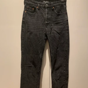 Zara jeans str 36 - Ett par svarta/gråa jeans från zara i strl 36. Mycket använda. Köpta för 359. Modellen ”JEANS HI RISE STRAIGHT”. Säljs för 179 men priset kan sänkas! 