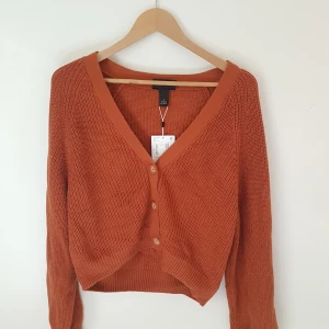 90-tals kofta från Monki  - En populär modell från Monki. Denna färg är slutsåld. Storlek Small men den passar även en XS-M. Aldrig använd och har prislapp kvar. Kostar 300 kr i nypris. Säljer den för 200 kr inkl frakt. Kan antingen mötas upp i Stockholm eller frakta🌸