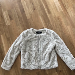 Kort pälsjacka  - Beige pälsjacka från VeroModa. Aldrig använd