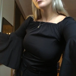 Svart Topp Volangärmar - Topp med resår upptill så man kan även ha den med bara axlar. 