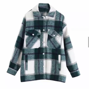 Zara jackan - Säljer min älskade zara jacka då jag är sugen på att köpa en större stl istället. Alltså funkar byte av jacka också. Den är i stl S och är i hur fint skick som helst. Men tycker den sitter mer som en XS så drf vill jag byta den mot en S eller M. Vid intresserade kan jag skicka fler bilder 💕💕💖 