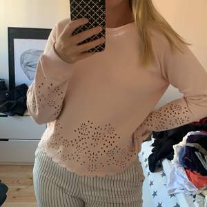 Jättefin ljusrosa sweatshirt från Rebecca Minkoff. Använd ca 2 ggr pga att den inte är min stil. Nypris ligger runt 1000kr