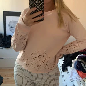 Sweatshirt från Rebecca Minkoff - Jättefin ljusrosa sweatshirt från Rebecca Minkoff. Använd ca 2 ggr pga att den inte är min stil. Nypris ligger runt 1000kr