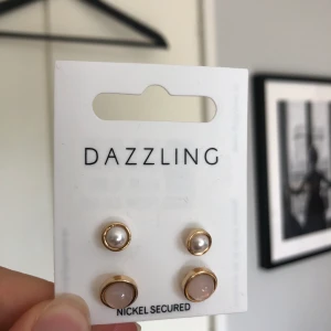 Örhängen  - Säljer dessa örhängen då jag aldrig använt dom. Helt nya. Köpare står för frakt men kan även mötas upp!