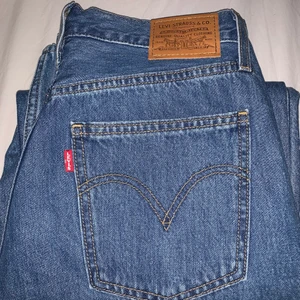 Levis dad jeans  - Helt oanvända jeans. Mellanblå färg med loose fit