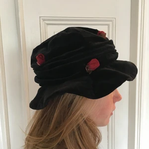 Hatt sammet svart med tygrosor 🌹  - Väldigt fin, stilmedveten