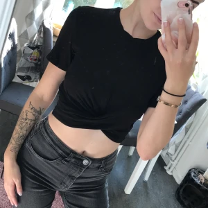 Svart tröja - Jätte mysig material och är i bra skick! Är använd bara några gånger!🖤 frakt ingår i priset!💫