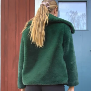 Fluffjacka  - Bara använd 1-2 gånger så den är i väldigt bra skick. En dold ficka på varje sida. Går att knäppa med ”knappar”. nypris 800kr. Färgen syns bäst på de två första bilderna :)