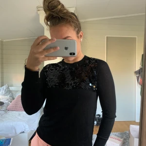 Svart tröja med paljetter  - Askön svart långärmad tröja med mig paljetter på. Från hm i strl Xs men passar mig som är S, skriv för fler bilder 😊