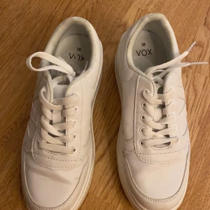 Vox sneakers  - Nya fina riktig chunky sula. Monokrom vit modell i skinnimitation med snygga detaljer. Lyfter din vardag!