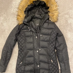 Rockanblue vinter jacka fusk päls. Storlek 36. - Köpte förra året alltså använd i en sesång, bra skick. Lite tajt i storleken. Säljer pågrund av att det inte är min stil längre. Avtagbar ”päls”. Synd inte så bra på bilden men den är en längre modell och slutar vid låren ungefär, skriv för mer bilder.