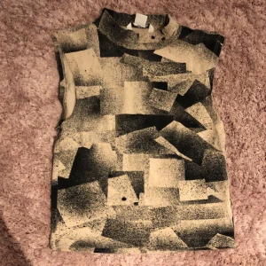 Linne - Ett linne med storlek XS. Stor i storlek. Kommer från monki kostar 30kr