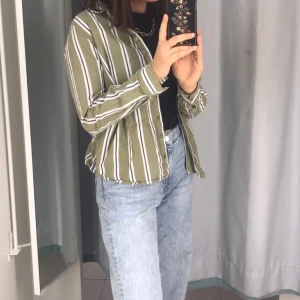 Grön skjorta  - Shit snygg grön skjorta köpt på second hand! Buda i komentarerna!