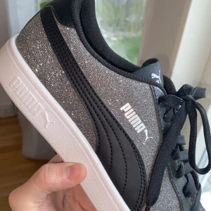 Puma skor (budgivning) - Ett par glittriga puma skor i super bra skick endast använd 1 gång. pris kan diskuteras💜