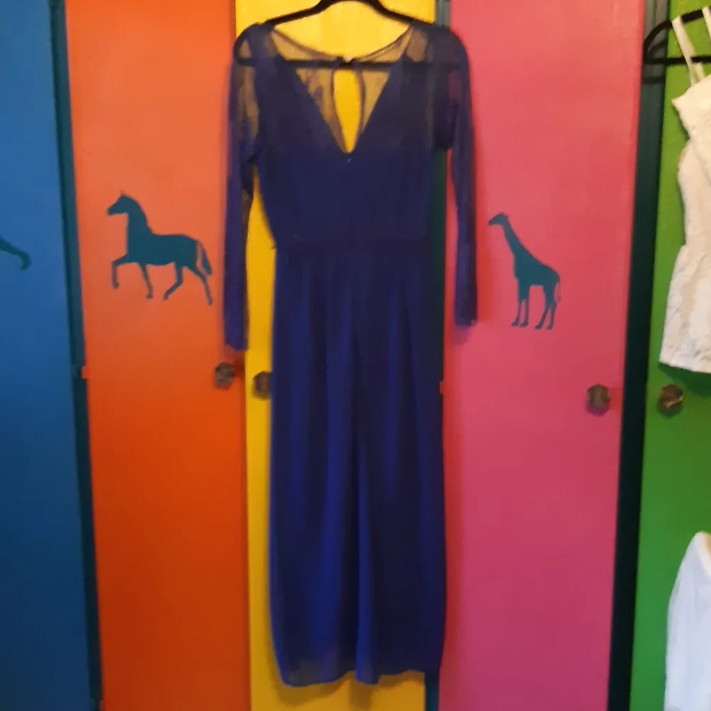 Snygg lång blå klänning med spets armar och spets i en del av ryggen . Klänningar.