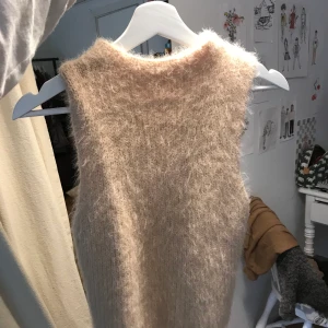 Väst - Väst från Zara i lurvigt material. Superfin att ha både med eller utan skjorta under. Storlek M men sitter perfekt på mig som vanligtvis har S. Lite croppad i modellen. Använd endast enstaka gånger. 