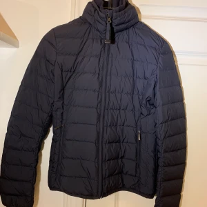 Parajumpers GEENA SLW storlek M - Parajumpers GEE A SLW jacka. Från Kids Brand Store. Använd 1 gång i cirka 1h. Därav mycket bra skick. Kvitto finns. 