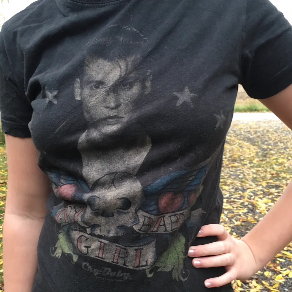 Säljer en Jonny Depp tröja i nyskick, använd fåtal ggr😊. T-shirts.