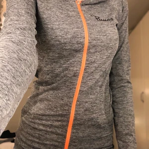 Träning - En grå super skön träningströja i fint skick✨ vet inte vilket märke den är ifrån tyvärr :/