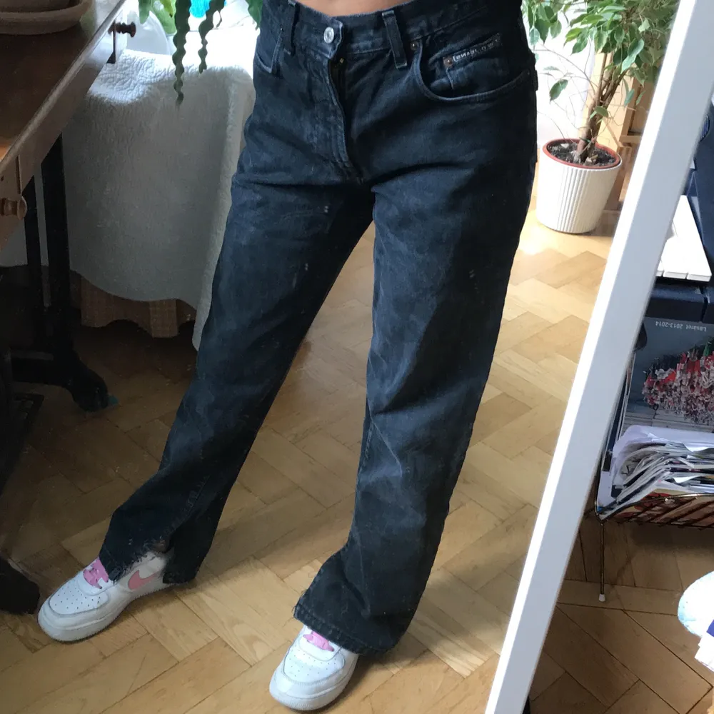 Jätte fina svarta jeans med slits, har sytt slitsen själv vet inte storleken dem är köpta från humana men skulle säga att de passar 34 och även 36, jag är 162 frakten kostar 79kr. Jeans & Byxor.