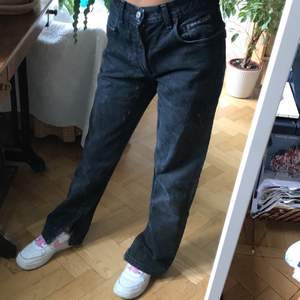 Jätte fina svarta jeans med slits, har sytt slitsen själv vet inte storleken dem är köpta från humana men skulle säga att de passar 34 och även 36, jag är 162 frakten kostar 79kr