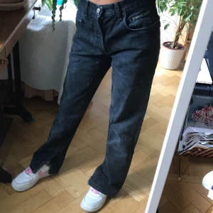 Jeans med slits  - Jätte fina svarta jeans med slits, har sytt slitsen själv vet inte storleken dem är köpta från humana men skulle säga att de passar 34 och även 36, jag är 162 frakten kostar 79kr