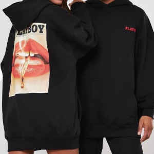 Playboy x Missguided hoodie - As cool playboy hoodie från missguided!! Perfekt nu inför hösten/vintern🧡 Säljer för att jag själv aldrig använder den. Frakt tillkommer på 66kr 💞 Obs! budgivningen är avslutad ✨
