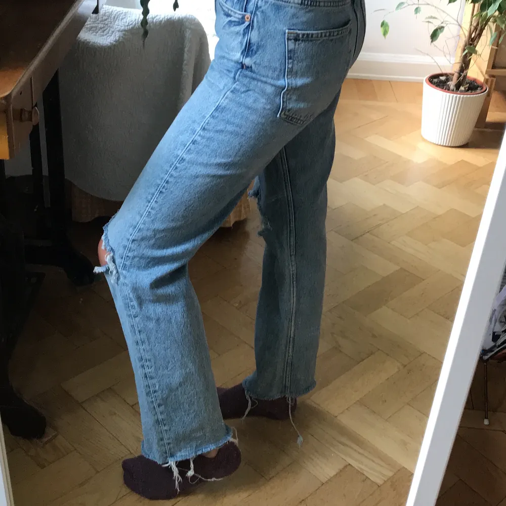 Jätte fina jeans från otherstories använda kanske 3 gånger och som nya köpta för 690 men säljer för 300 har gjort egna hål i dem och dem kommer bli jätte fina om man tvättar byxorna en gång till storlek 26 frakten kostar 79kr . Jeans & Byxor.
