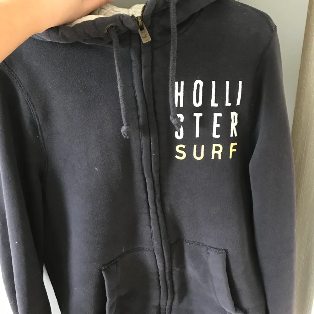 Använd hollister surf hoodie med fluff inuti. Ett par år gammal. Pris kan diskuteras.. Hoodies.