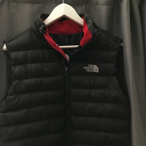 The North Face väst - Säljer nu min svarta väst från märket The North Face i storlek S (obs! de är en herr väst) eftersom den är för stor för mig. Det är tyvärr ett hål som jag lagat så bra som möjligt.  Kan sänka priset vid snabb affär!!