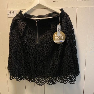 Twist Tango kjol strl 40. Helt ny - Helt ny svart kjol från Twist Tango. Nypris 899kr.