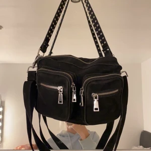 Noella väska  - En noella väska som är i ganska bra skick, använd  några få gånger. pris kan diskuteras🤍