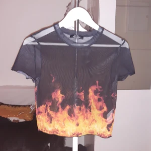 Mesh med flammor stl s - Köpte denna på Plick men tyvärr så passade den inte mig och därför säljer jag den vidare! Säljer för samma pris som jag köpte den! Frakten ingår i priset! Jättebra skick och den passar en xs/s 34/36. 