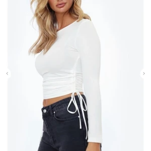 Snörad tröja storlek S - En jättefin tröja med snörning på sidorna som gör att den går att reglera, från chiquelle. Använd bara någon gång, kommer alltså inte till användning. Skicka privat om ni vill ha egna bilder. 100+frakt💞