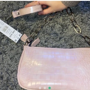 Väska  - Säljer min och min kompis jätte söta väska som vi köpt men sedan ångrat oss då vi har för många väskor... oanvänt och tillkommer två band. Skriv för fler frågor 🥰