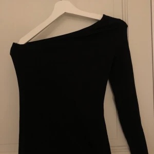 one shoulder tröja  - säljer denna fina svart oneshoulder tröja från nelly. använd en gång och är i ny skick